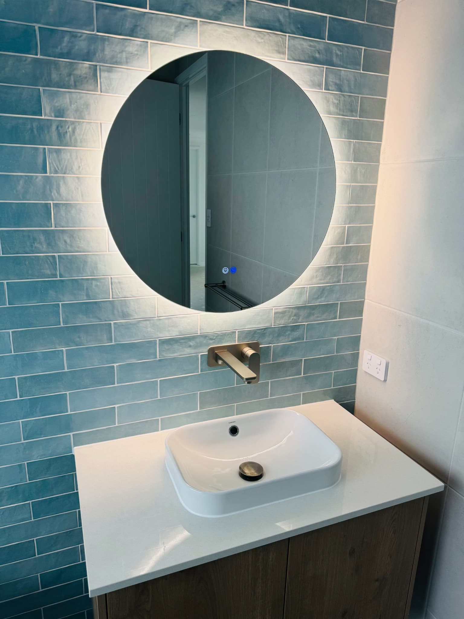 Round backlit bathroom mirror